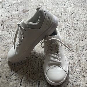 ON- Cloud Roger Advantage Sneakers